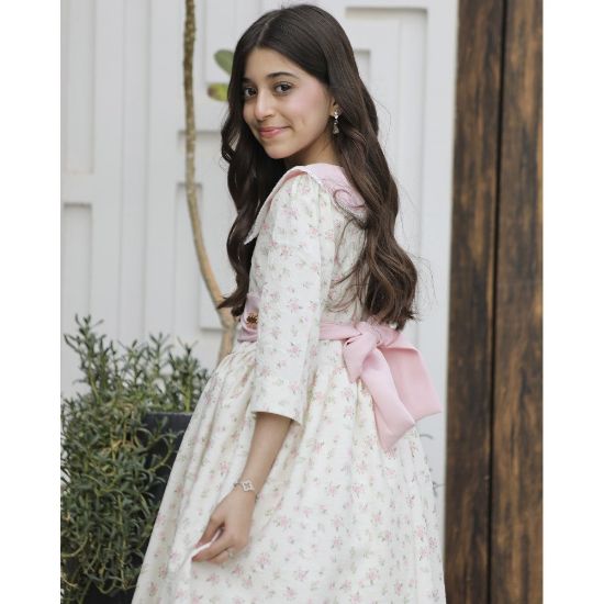 صورة فستان بناتي زهور وردي بياقة دلعة وحزام أنيق | سحر الأنوثة في إطلالة أميرتك - 1153